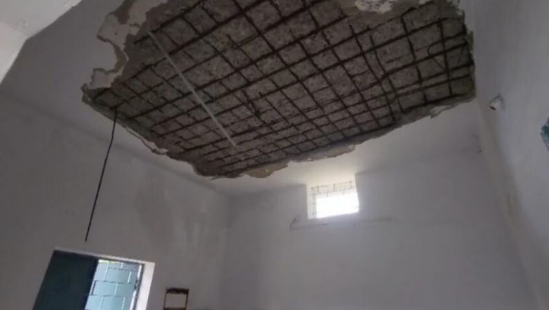  मरम्मत के बाद भी गिरा सिलिंग का प्लास्टर, मरम्मत की गुणवत्ता पर उठ रहें सवाल