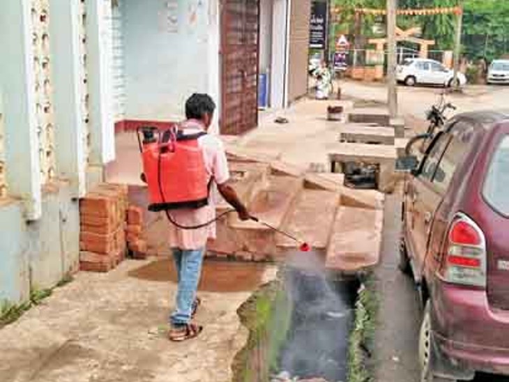 मौसमी बिमारियों की रोकथाम हेतु मैलाथियान एवं टेमिफास का छिड़काव लगातार जारी