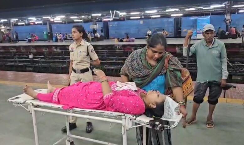 लोकल ट्रेन में बर्थ को लेकर बवाल: मोबाइल से हमला कर युवती का सिर फोड़ा