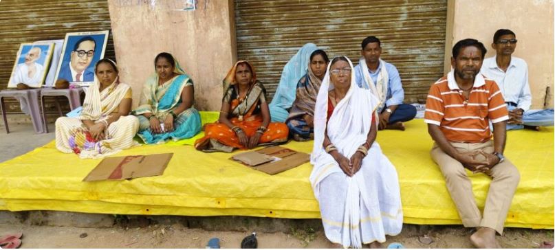 गरियाबंद में इंसाफ़ के लिए भूख हड़ताल का सहारा, पहले मुरहा, फिर अहमद बेग और अब 70 साल की ओम बाई लगा रही न्याय की गुहार