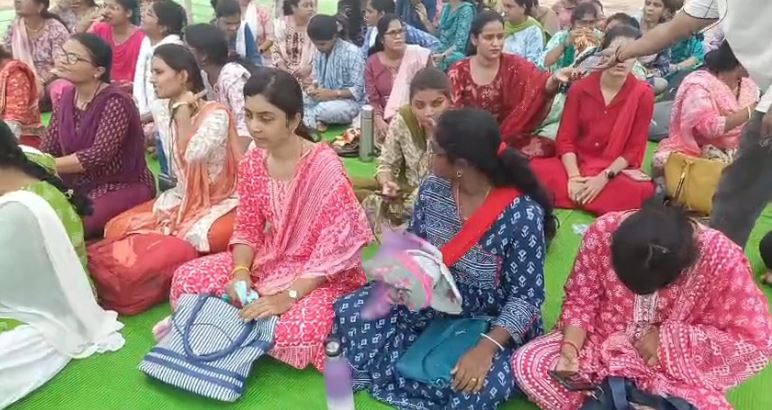 शिक्षक धरने पर: आत्मानंद स्कूल के संविदा शिक्षक धरने पर, नियमितीकरण और वेतनवृद्धि की उठाई माँग