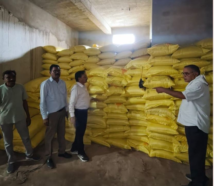 कृषि केंद्रों में मिली अनियमितताएं, एक का लाइसेंस निलंबित, कई दुकानों को नोटिस जारी खाद दुकानों पर छापा