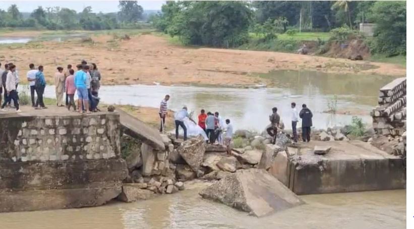 नदी में तैरती मिली युवक की लाश, इलाके में मचा हड़कंप