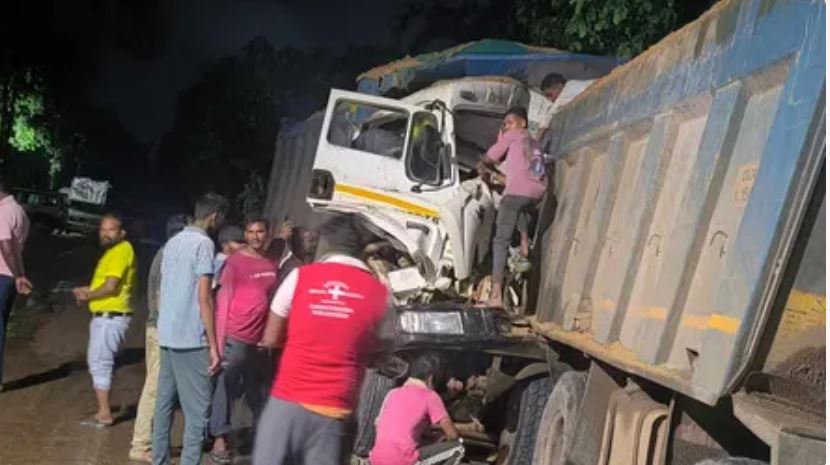 रेत भरी हाइवा की आपस में भिड़ंत, हेल्पर की मौके पर मौत