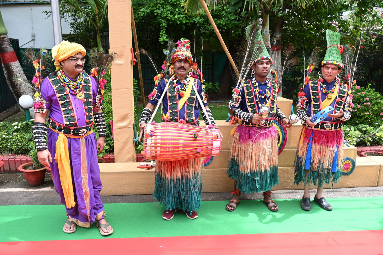 मुख्यमंत्री निवास में हरेली उत्सव: पारंपरिक लोक यंत्रों के साथ सुंदर नाचा का आयोजन