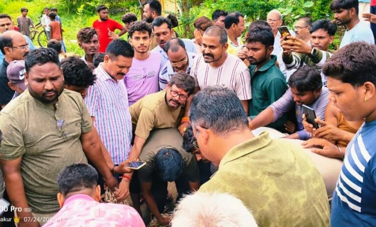 वन विभाग ने मल्हार में दो हिरणों का किया रेस्क्यू