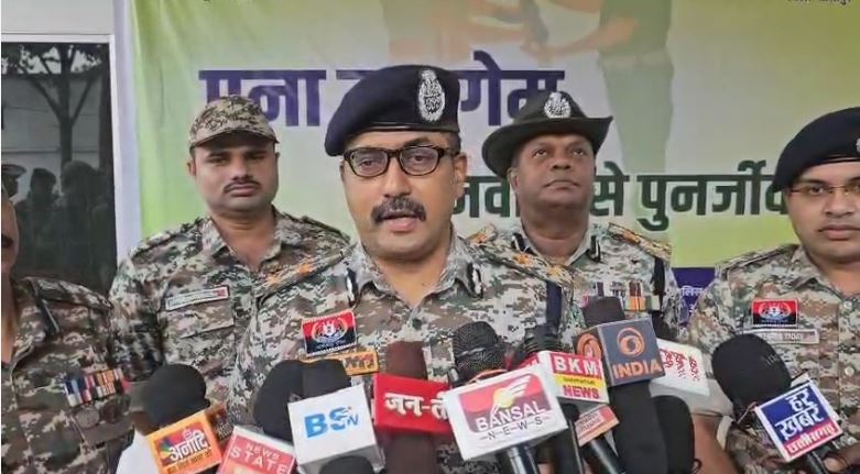 जवानों की हत्या के गुनाहगार नक्सली समेत 13 माओवादियों का सरेंडर, 62 लाख रुपये का था ईनाम