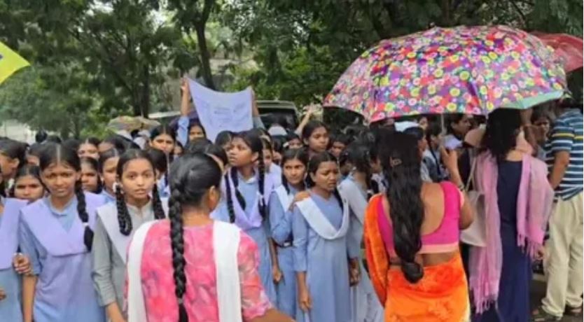 शिक्षकों के तबादले से हैं नाराज छात्राओं ने हाइवे किया जाम...