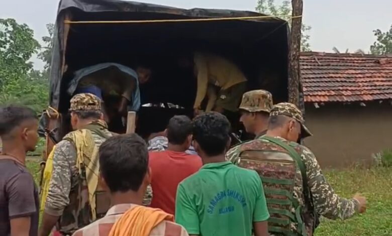 CRPF जवानों ने निभाया इंसानियत का फर्ज.... बीमार ग्रामीण को दुर्गम रास्तों से पहुंचाया कैंप