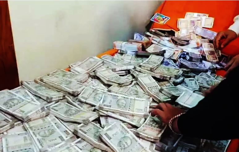 डिप्टी रेंजर के ठिकानों पर मिली करोड़ों की संपत्ति, भारी मात्रा में सोना चांदी और कैश मिले