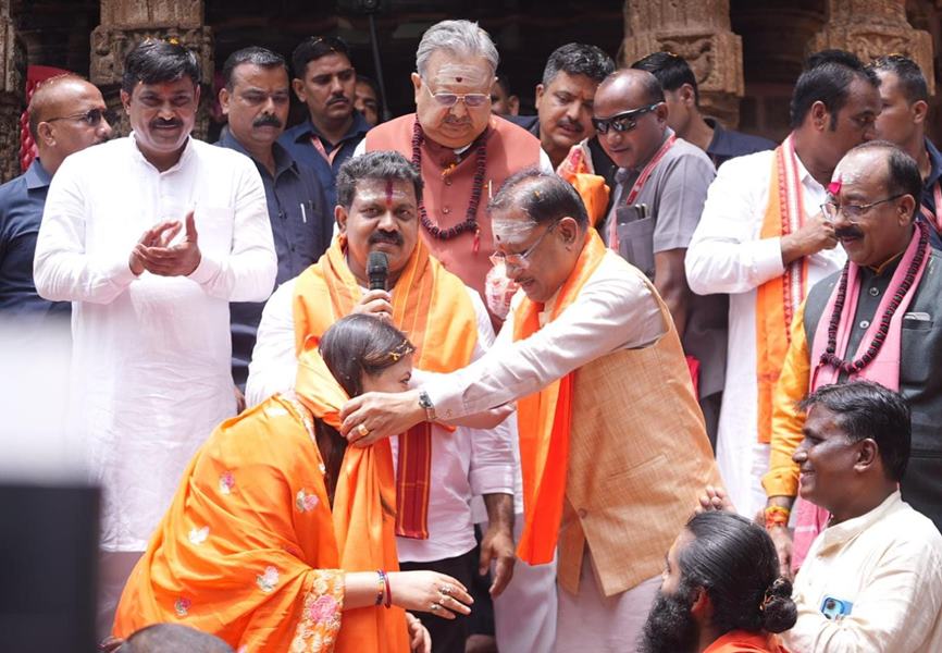 मुख्यमंत्री ने हेलीकॉप्टर से पुष्पवर्षा कर हजारों कांवड़ियों का किया भव्य स्वागत