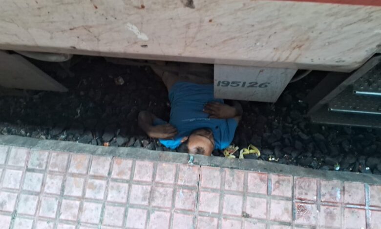 रेलवे स्टेशन पर बड़ा हादसा: चलती ट्रेन में चढ़ने की कोशिश में युवक गंभीर रूप से घायल