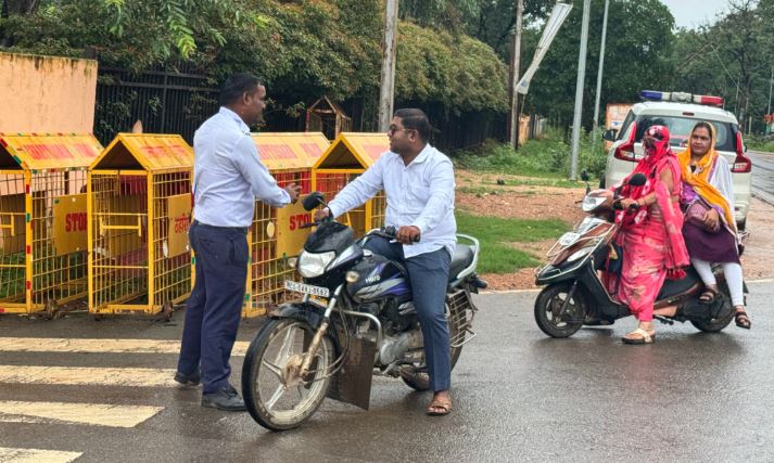 हेलमेट नहीं तो एंट्री नहीं: ट्रैफिक जवानों की सख्त समझाइश 