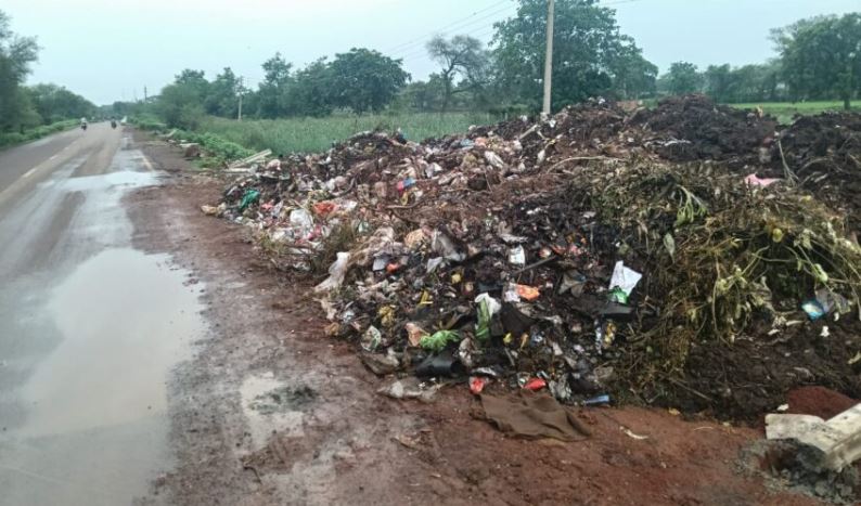 तिल्दा नेवरा नगरपालिका की जमीन से हटाया गया अवैध कब्जा