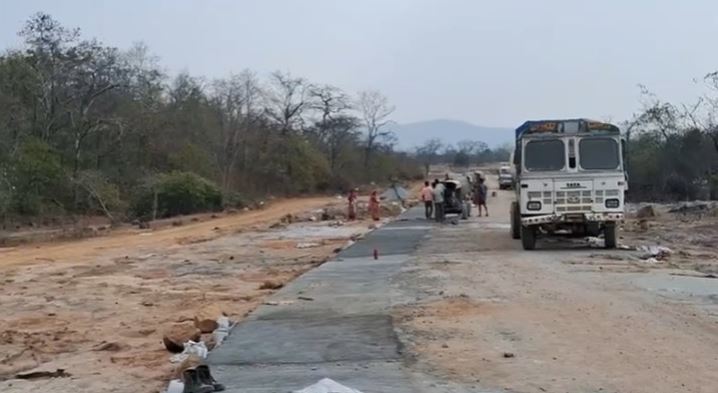 ठेकेदार और एसडीओ की मनमानी