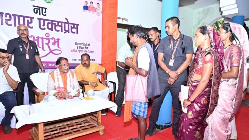 CM साय ने देर रात तक बगिया कैंप कार्यालय में सुनी जनता की समस्याएं