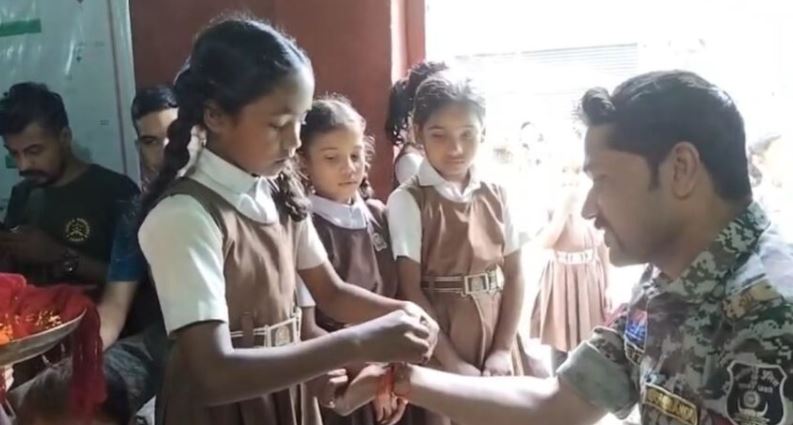 परिवार से दूर जवानों को मिला अपनापन, दर्रीपारा कैंप में भावुक हुआ रक्षाबंधन