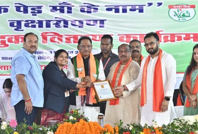 दुर्गापाली में &ldquo;एक पेड़ मां के नाम&rdquo; अभियान ने रचा इतिहास 