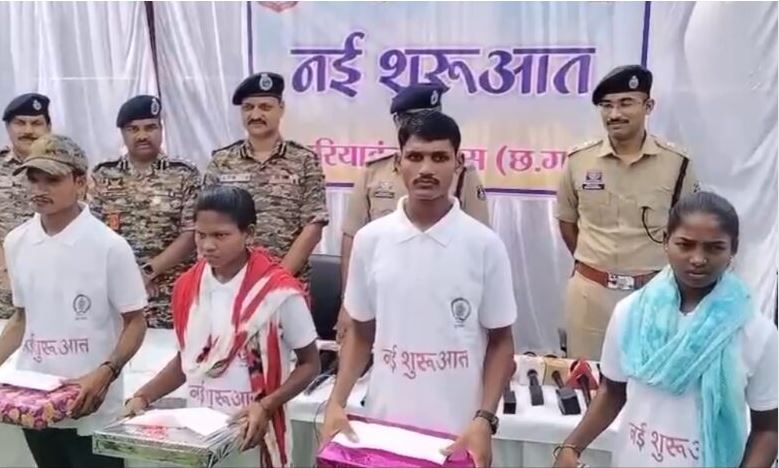 नक्सल संगठन को बड़ा झटका, चार इनामी नक्सलियों ने किया आत्मसमर्पण&hellip;.