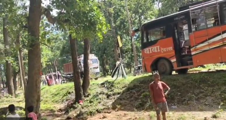 अंबिकापुर से गढ़वा जा रही बस हुई दुर्घटनाग्रस्त