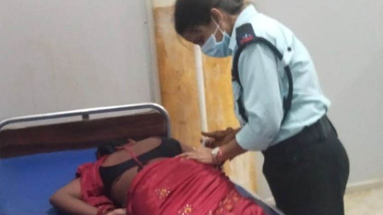 डॉक्टर्स और नर्स नहीं, महिला गार्ड करती हैं इस अस्पताल में मरीजों का इलाज