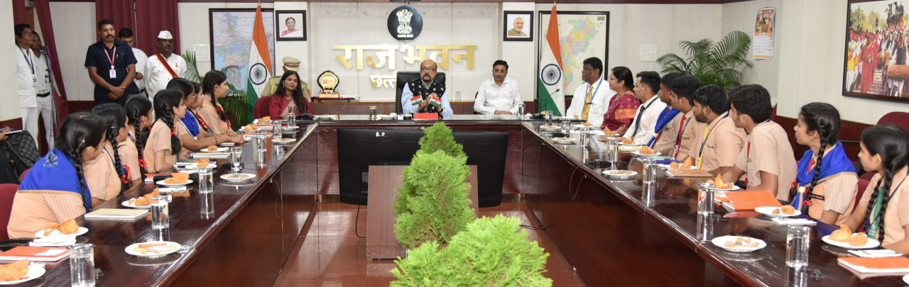 राज्यपाल से मिले हाई स्कूल के विद्यार्थी