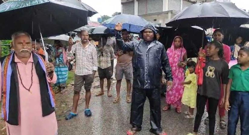 सड़क चौड़ीकरण के लिए चक्काजाम पानी के बीच ग्रामीणों ने किया प्रदर्शन