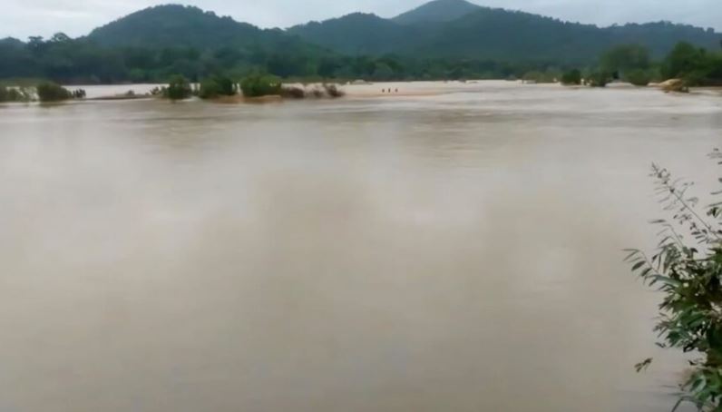 इंद्रावती नदी पार करने के दौरान पलटी नाव, दो छात्र डूबे, तलाश जारी