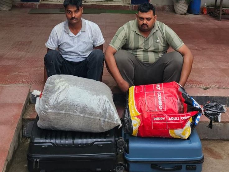 खुद को आर्मी का जवान बताकर कर रहे थे गांजा तस्करी