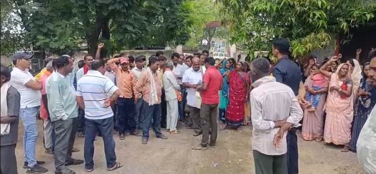 सरपंच की मनमानी के खिलाफ सैकड़ों ग्रामीणों ने घेरा जनपद कार्यालय