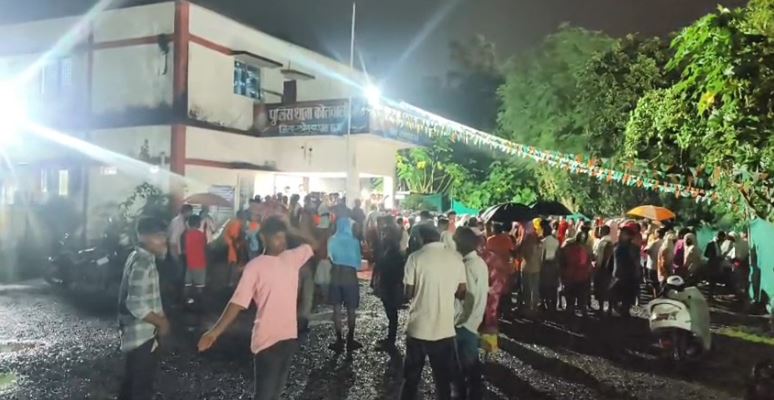 दो गांवों के ग्रामीणों में हिंसक झड़प, कई ग्रामीण हुए लहूलुहान, नाराज ग्रामीणों ने थाने के बाहर किया