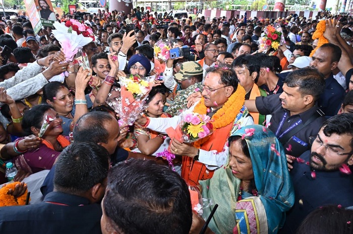 जापान और दक्षिण कोरिया के विदेश दौरे से वापस लौटे मुख्यमंत्री&hellip; एयरपोर्ट पर हुआ भव्य स्वागत