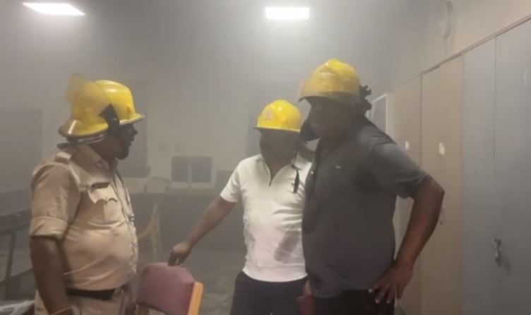 एसी के कंटेनर फटने से कलेक्ट्रेट में लगी आग, मचा हड़कंप 