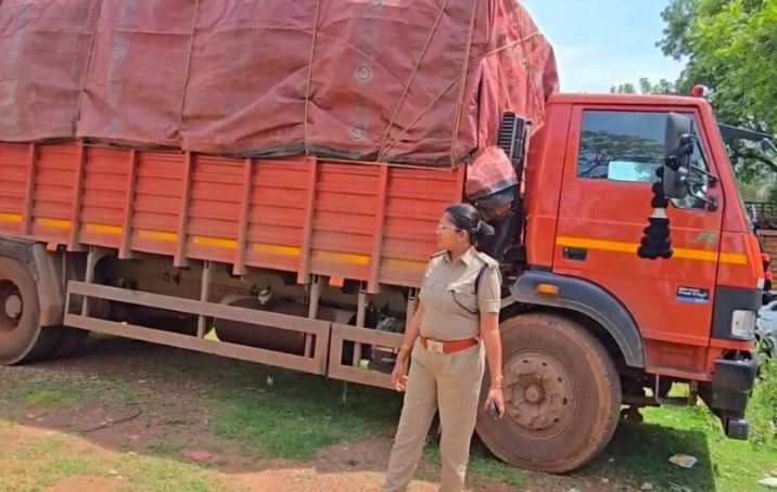 धान से भरा ओवरलोड ट्रक उड़न दस्ते ने पकड़ा, RTO की बड़ी कार्रवाई