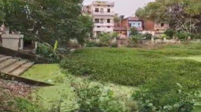 तालाब की सफाई और सौंदर्यीकरण के नाम पर फूंक दिए 67 लाख