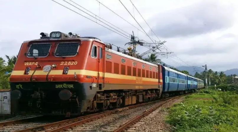 इंजन पटरी से उतरा, बीच रास्ते में रोकनी पड़ी ट्रेनें