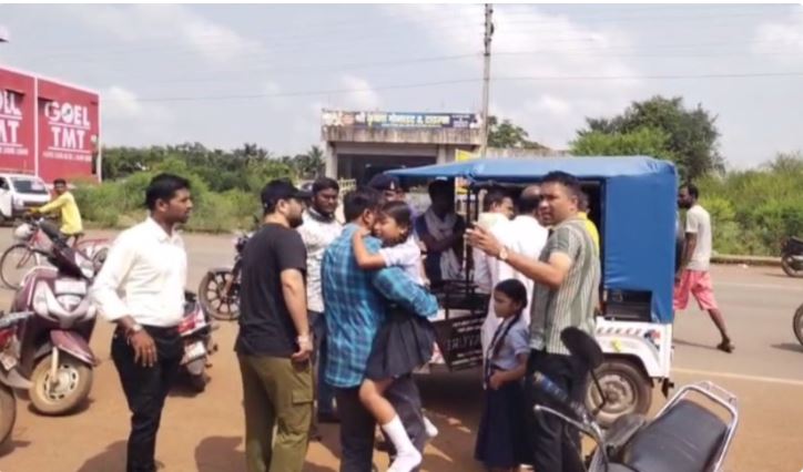 बाइक से टकराते ही पलटी स्कूली छात्रों से भरी ई रिक्शा, चार स्टूडेंट घायल 