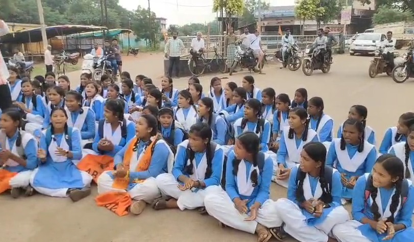 गर्ल्स स्कूल को किया गया ब्वाइज स्कूल में मर्ज, आक्रोशित छात्राओं ने 2 घंटे चक्काजाम