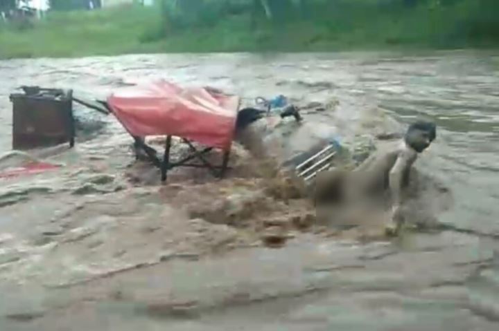 बारिश बनी आफत, बाढ़ की चपेट में आने से ट्रैक्टर-ट्रॉली में सवार 7 मजदूर बहे