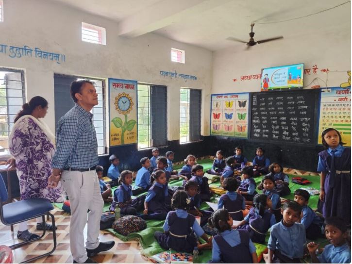 पढ़ाई से लेकर पोषण योजना तक, कलेक्टर ने लिया जोरातराई स्कूल का जायजा