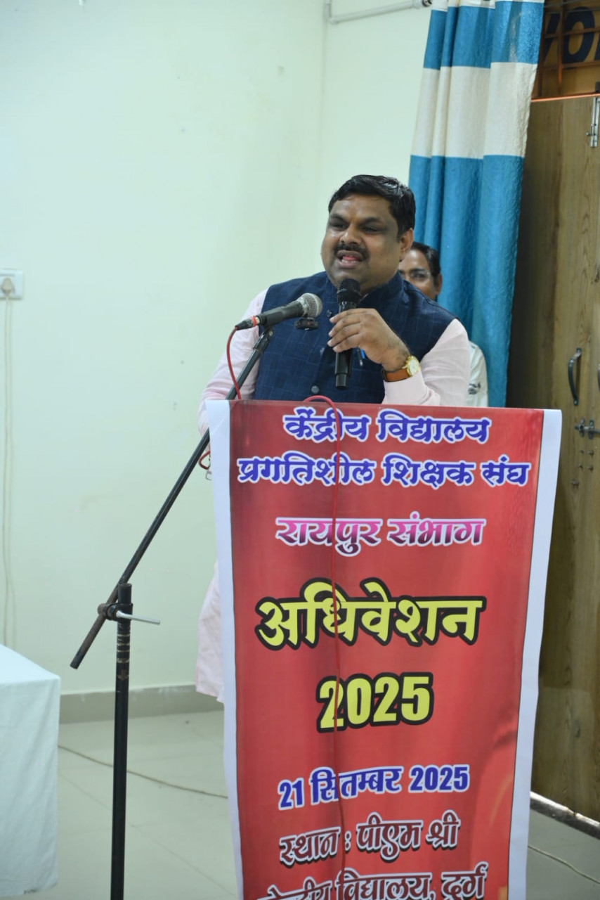 शिक्षक ज्ञान देता है व बेहतर समाज भी निर्मित करता है-स्कूल शिक्षा मंत्री यादव