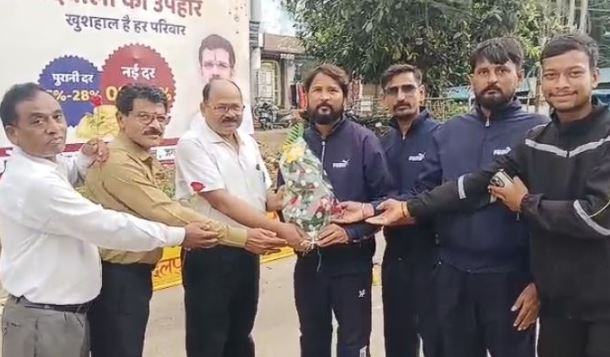 देशभर में सड़क सुरक्षा जागरूकता का संदेश देने वाले पर्वतारोही दल का परिवहन विभाग ने किया बस्तर में स्वागत।