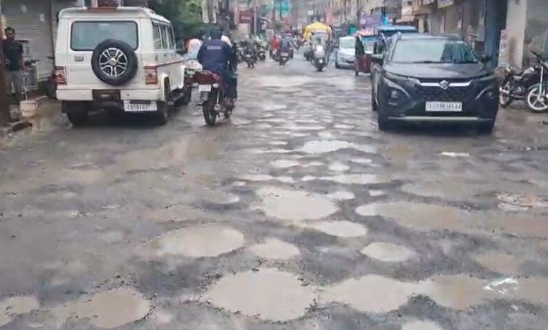 जूना बिलासपुर रोड बना डांस फ्लोर, गड्ढों में वाहन और लोग खा रहे हिचकोले.