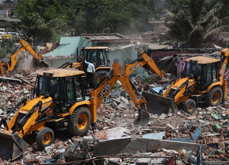 सरकारी जमीनों पर चला प्रशासन का डंडा: तालाब, चारागाह और वनभूमि को अतिक्रमण मुक्त कराने अभियान शुरू