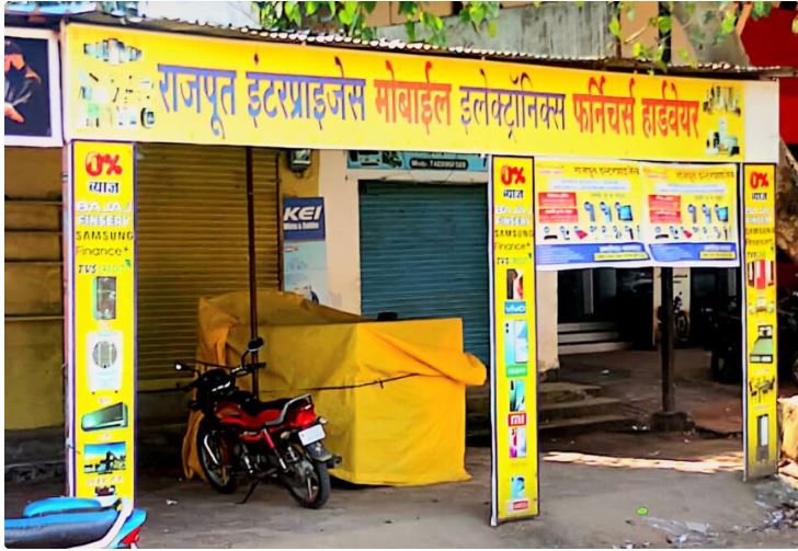 देर रात दीवार तोड़कर ले उड़े लाखों के मोबाइल, तरीका देख पुलिस का माथा चकराया 