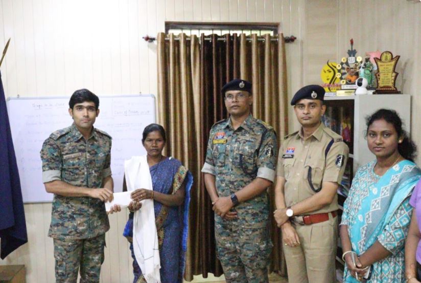 5 लाख की ईनामी महिला नक्सली गीता उर्फ कमली सलाम ने किया आत्मसमर्पण, हिंसा छोड़कर मुख्यधारा से जुड़ने का लिया फैसला