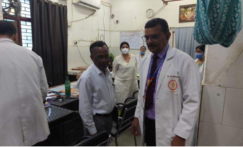 सिम्स का आकस्मिक निरीक्षण, डायरेक्टर ने सुविधाओं और व्यवस्थाओं का लिया जायजा