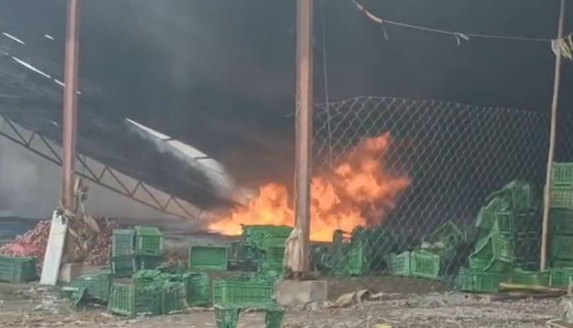 सब्जी मंडी में भीषण आग, लाखों की संपत्ति जलकर राख, मौके पर पहुंची फायर ब्रिगेड की टीम&hellip;