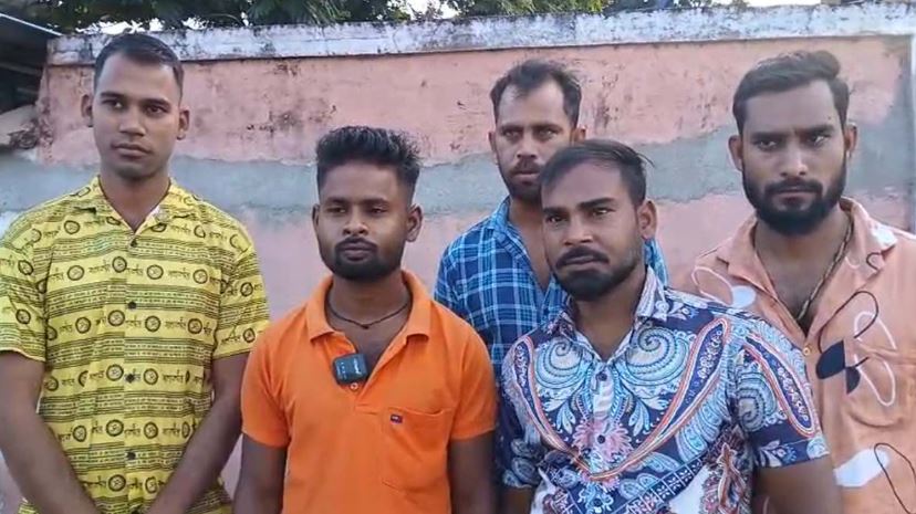 ये हैं रियल हीरो&hellip; बचाव दल से पहले मौके पर पहुंचे गांव के 6 लड़के, कई लोगों की बचाई जान