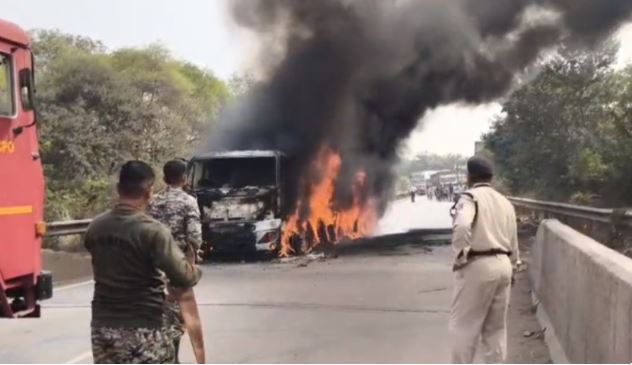 नेशनल हाइवे पर चलती हाईवा में लगी आग